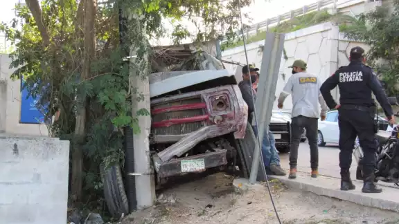 El camión terminó estrellándose El camión terminó estrellándose