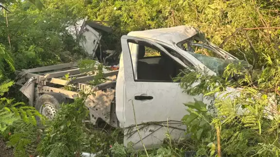 El chofer del autobús 'pestañeó' y golpeó por alcance a la camioneta El chofer del autobús 'pestañeó' y golpeó por alcance a la camioneta