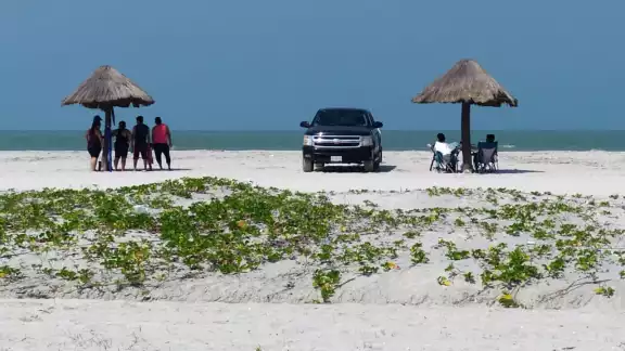 Semáforo amarillo no afecta la presencia de bañistas en playas de Ciudad del Carmen Semáforo amarillo no afecta la presencia de bañistas en playas de Ciudad del Carmen
