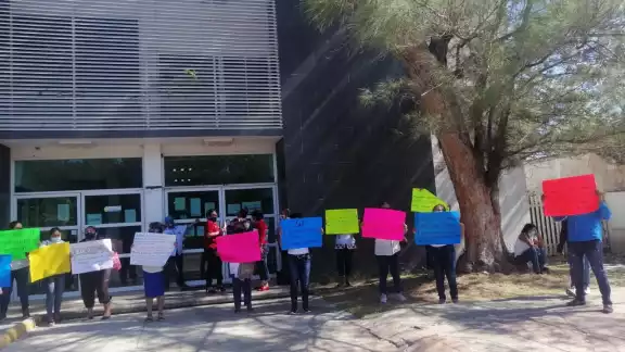 Los docentes llegaron a las instalaciones de la SEQ
