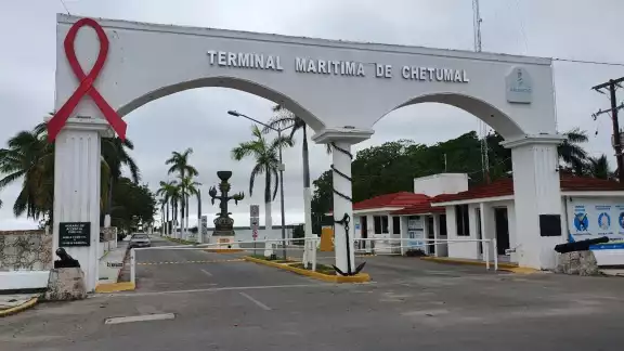 Se izó la bandera roja y se cerró el puerto a las 07:00 horas de este lunes. Foto: Gabriel E. Manzanilla Se izó la bandera roja y se cerró el puerto a las 07:00 horas de este lunes. Foto: Gabriel E. Manzanilla