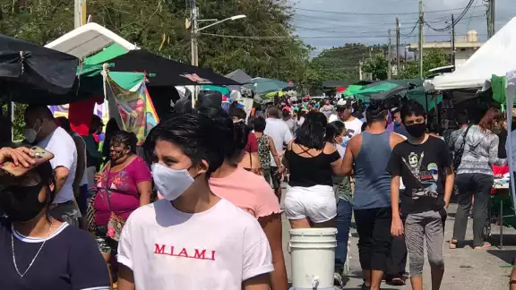No cumplen con el uso del cubrebocas, no hay filtros sanitarios y es imposible cumplir la sana distancia. Fotos: Mario Hernández No cumplen con el uso del cubrebocas, no hay filtros sanitarios y es imposible cumplir la sana distancia. Fotos: Mario Hernández