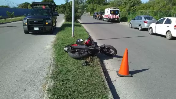 Quienes vieron el accidente dijeron que la patrulla no se detuvo al ver a la motociclista Quienes vieron el accidente dijeron que la patrulla no se detuvo al ver a la motociclista
