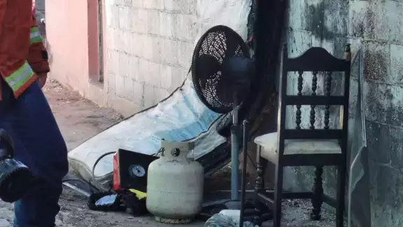 Con autorización del propietario de la vivienda procedieron a abrir la puerta para sofocar el incendio Con autorización del propietario de la vivienda procedieron a abrir la puerta para sofocar el incendio