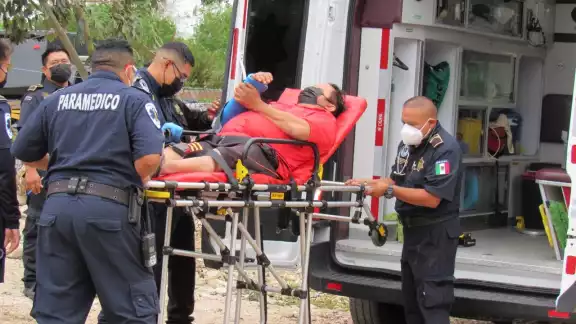 El hombre fue trasladado a un hospital El hombre fue trasladado a un hospital