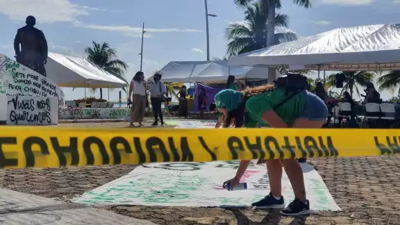 Las mujeres que integran los colectivos feministas se mantienen en las afueras del Palacio Legislativo Las mujeres que integran los colectivos feministas se mantienen en las afueras del Palacio Legislativo