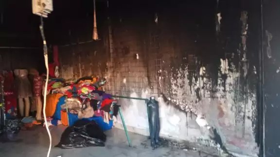 El establecimiento terminó con las paredes negras por el humo que la tela despidió