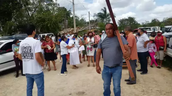 El grupo de hombres, mujeres y niños avanzaba lentamente, arrastrando los pies El grupo de hombres, mujeres y niños avanzaba lentamente, arrastrando los pies