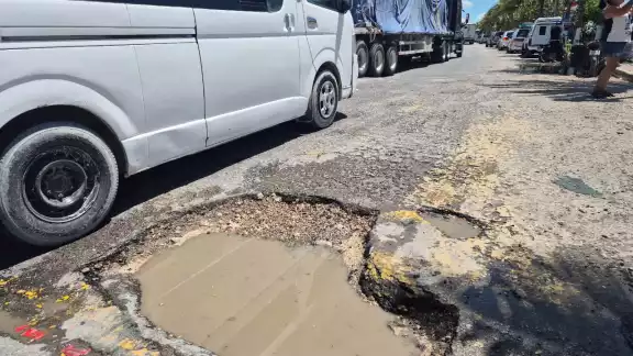 Peligro en el malecón: bache frente al parador turístico preocupa a ciudadanos