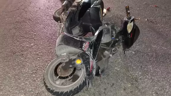 Motociclista se pasa el alto y choca contra automóvil en Ciudad del Carmen Foto: Ricardo Jiménez Motociclista se pasa el alto y choca contra automóvil en Ciudad del Carmen Foto: Ricardo Jiménez