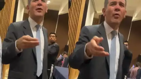 Lorenzo Córdova se observó molesto tras las recriminaciones hechas por un alumno de la UNAM durante su visita a la máxima casa de estudios del país Lorenzo Córdova se observó molesto tras las recriminaciones hechas por un alumno de la UNAM durante su visita a la máxima casa de estudios del país