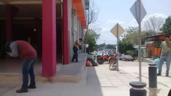 Al parecer se trata de un enjambre que se localizó en conocida tienda de autoservicio frente al parque principal Al parecer se trata de un enjambre que se localizó en conocida tienda de autoservicio frente al parque principal
