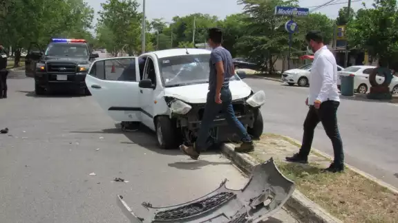 Según se informó, a pesar de lo aparatoso del accidente ninguno de los cinco tripulante resultó lesionado