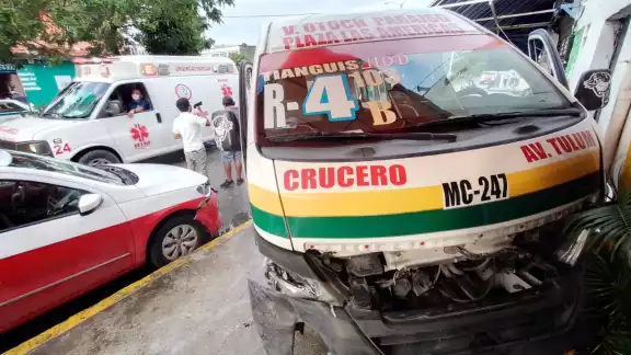 A consecuencia del choque, la combi siguió de largo y se estrelló contra un establecimiento en donde detuvo su carrera A consecuencia del choque, la combi siguió de largo y se estrelló contra un establecimiento en donde detuvo su carrera