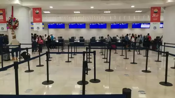 La fila de registro de viajeros lució vacía La fila de registro de viajeros lució vacía