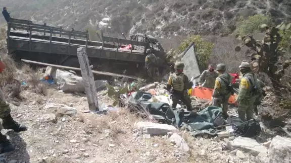 El vehículo accidentado, al interior de un barranco El vehículo accidentado, al interior de un barranco
