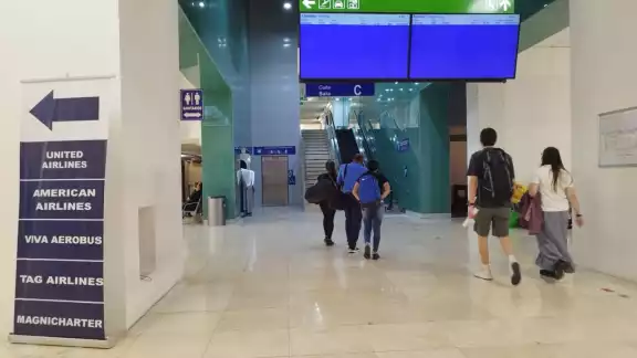 Los usuarios tenían que acudir a los mostradores para conocer el estatus de su vuelo Los usuarios tenían que acudir a los mostradores para conocer el estatus de su vuelo