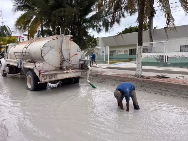 Un funcionario dijo que están desaguando las calles del centro con equipos de bombeo y una cisterna