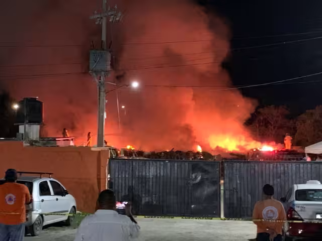 Un incendio arrasó con basura, ramas y maleza acumulada en el predio del antiguo Transporte Urbano Municipal (TUM) de Campeche.
