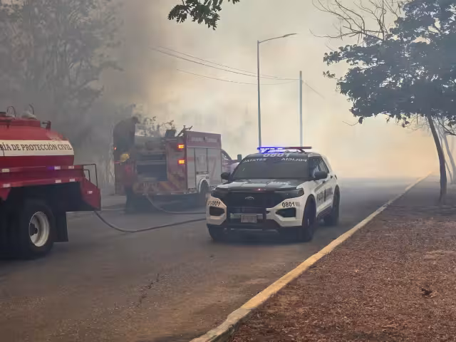 Un incendio en la zona de Siglo XXI en Campeche movilizó a autoridades de los tres niveles de gobierno.