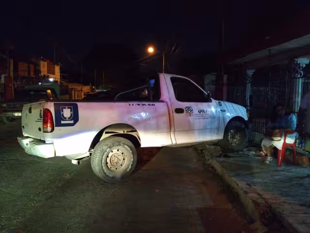 La camioneta se estrelló contra la reja de un predio