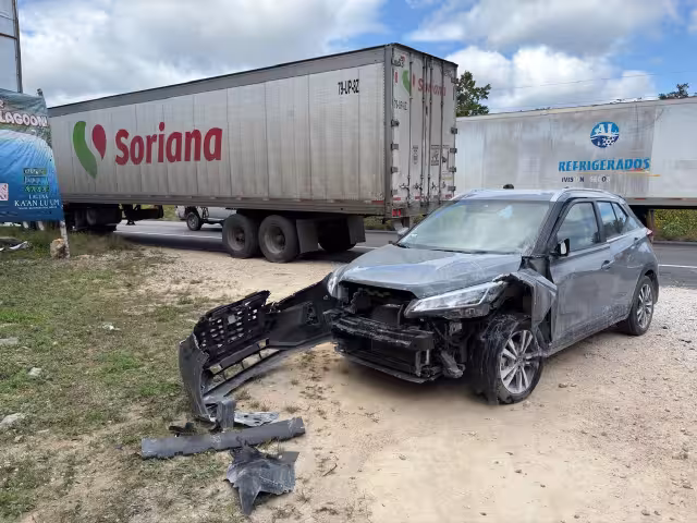 Tráiler impacta vehículo de una familia de turistas en la carretera Tulum–Cobá
