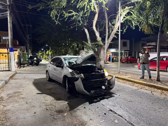 Joven ebrio provoca accidente en fraccionamiento San Miguel en Ciudad del Carmen