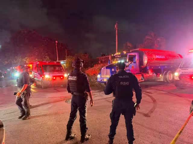 La víctima mortal fue un menor de 16 años, quien fue localizado bajo su cama con graves quemaduras