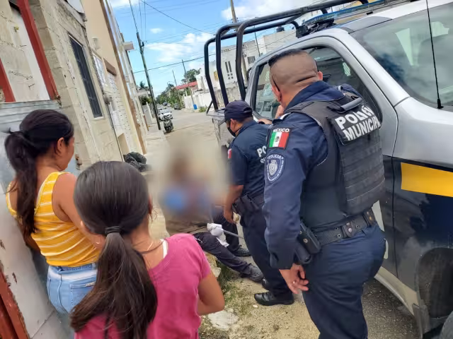 El abuelito fue trasladado por elementos de la Policía Municipal de Cozumel en espera de su familia
