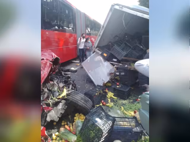 Una camioneta que transportaba verduras quedó destrozada tras el accidente automovilístico en la avenida Insurgentes Norte en la CDMX