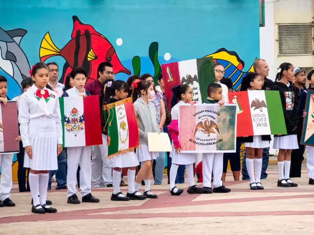 Escolares recuerdan la historia y valores del lábaro patrio