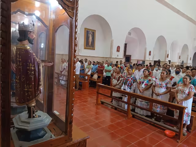 Al final de la liturgia, los campesinos ofrecieron un helado pozole de maíz con coco

