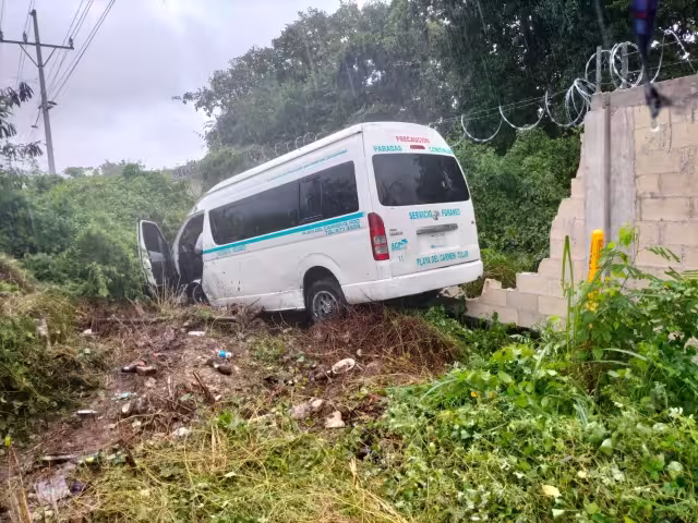 La unidad de pasajeros quedó con daños considerables en su parte frontal; el chofer resultó ileso tras el choque en Playa del Carmen