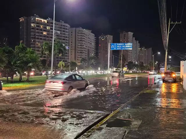 Se presentaron inundaciones en toda la ciudad y zona hotelera.