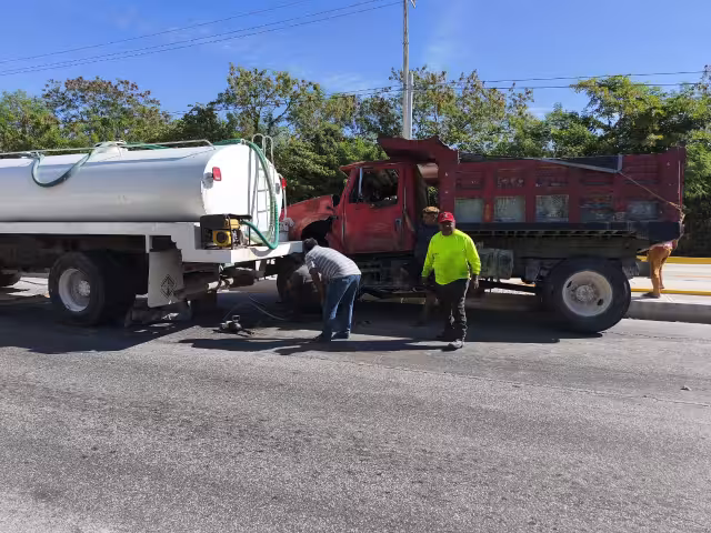 Choque entre volquete y pipa provoca congestionamiento en la avenida Héroe de Nacozari