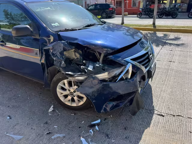 Aparatoso choque entre una camioneta Suzuki y un Nissan Versa frente a la Técnica 21.