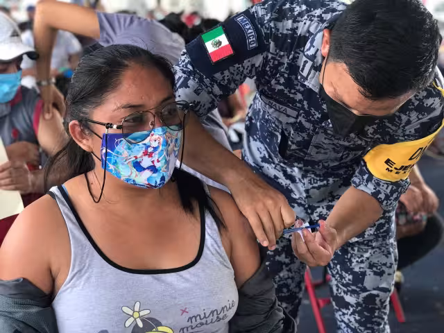 Los "Millenials" recibieron una primera de dos dosis contra el virus durante el pasado mes de Julio