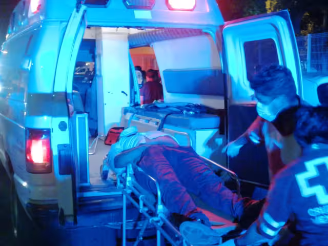 Elementos de la Cruz Roja atendieron al chofer del taxi que se encontraba recostado en el pavimento y presentaba aparente fractura de brazo izquierdo