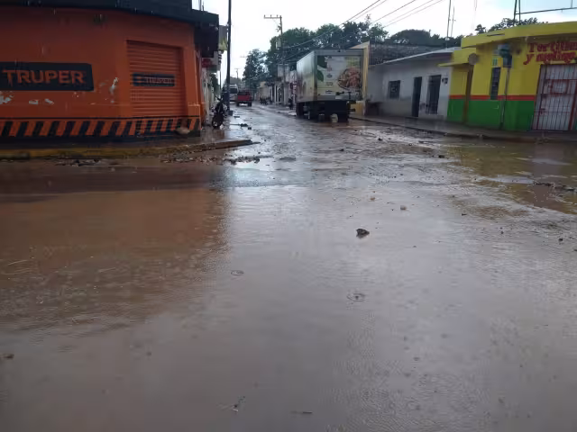 Los vecinos señalan que los trabajos están detenidos; en el fraccionamiento Benito Juárez también se encuentran paralizados