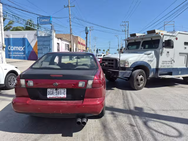 Una camioneta de valores y un automóvil chocaron de frente en la colonia San Carlos.