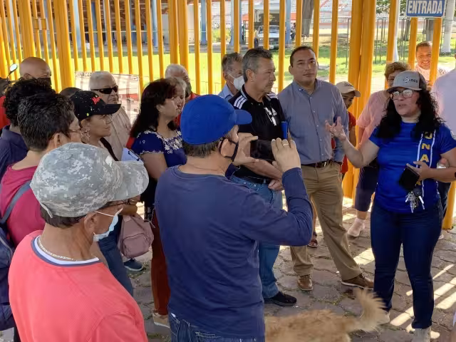 Sindicalizados de la Unacar acudieron Polideportivo Campus II donde estaba Sandra Laffón para exigirle los pagos atrasados