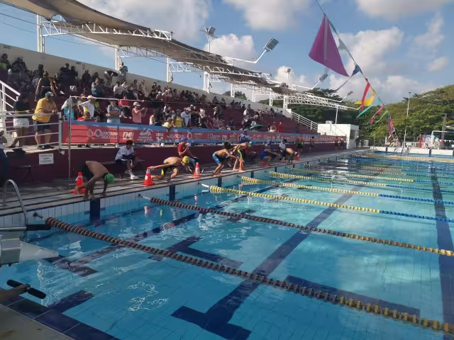 Más de 400 nadadores compitieron en la Alberca Olímpica de Cancún.