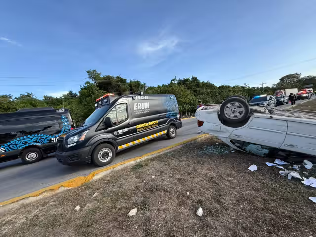 Conductor en estado de ebriedad provoca volcadura sobre el bulevar Playa del Carmen