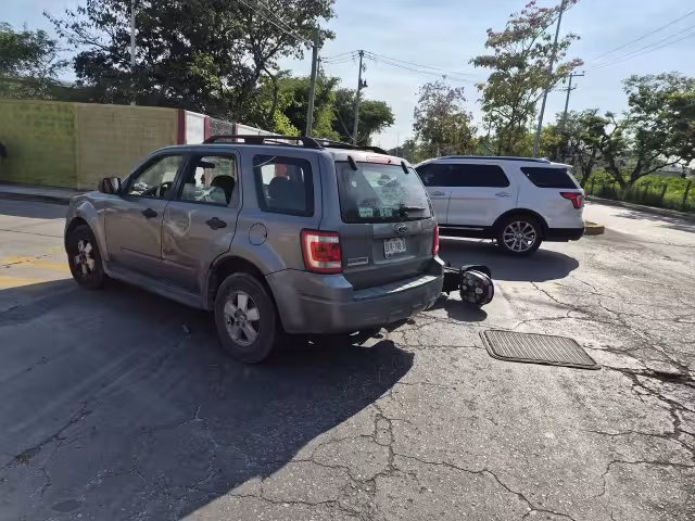 Una camioneta habría intentado ganar el paso, provocando el impacto.