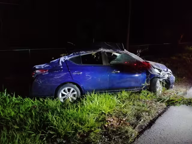 El automóvil fue llevado al corralón de la ciudad, mientras las autoridades consultan quién es el propietario del automóvil