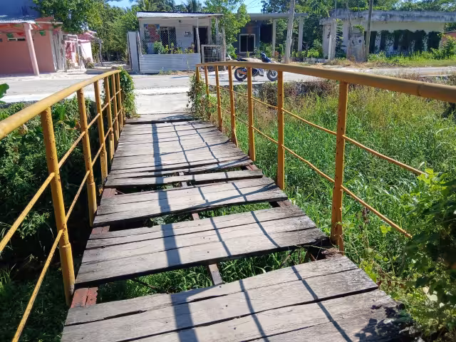 Habitantes de la colonia Emiliano Zapata en Escárcega denuncian el estado crítico de un puente peatonal.