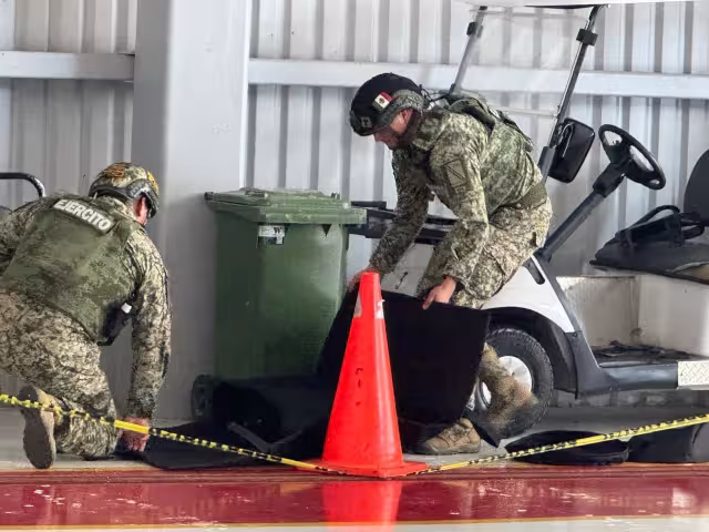 Elementos de Sedena y cuerpos de seguridad coordinan el simulacro de amenaza de bomba en el Aeropuerto Internacional de Tulum, realizado sin contratiempos.