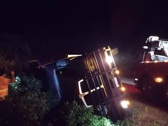 El conductor de la pesada unidad perdió la vida tras el accidente