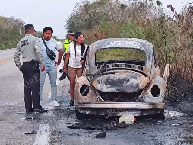 La pareja salió a tiempo del auto antes de que el fuego se extendiera