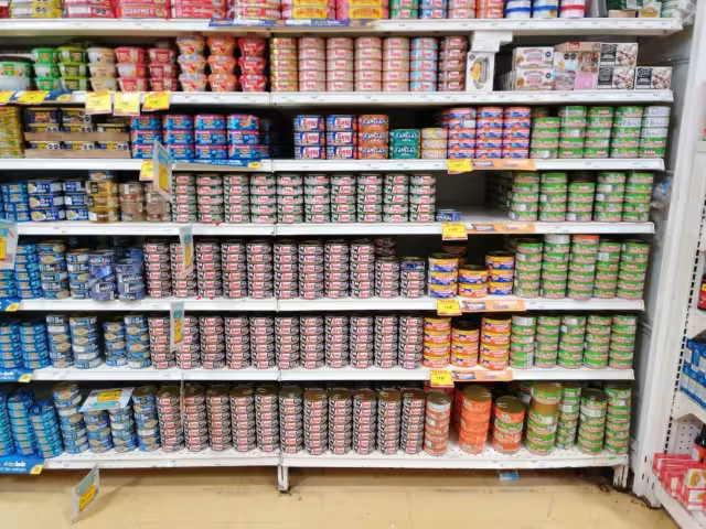 Las familias optan por comprar productos marinos